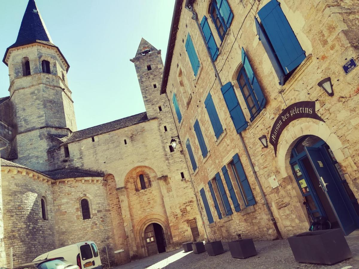 Gite La Maison Des Pelerins Villeneuve-dʼAveyron Kültér fotó
